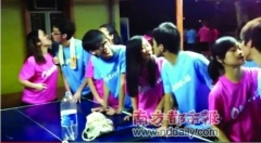 男女嘴對(duì)嘴傳紫菜 港校新生玩游戲被指淫賤