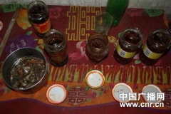 江西都昌山區(qū)小學生每天咸菜下飯 自帶柴火上學